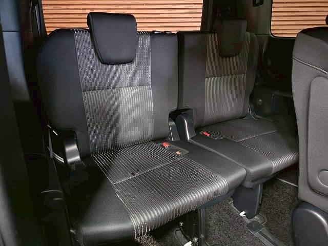 ヴォクシー ハイブリッドＺＳ　煌ＩＩ　モデリスタエアロ　フリップダウンモニター　両側電動スライドドア　シートヒーター　クルーズコントロール　クリアランスソナー　バックカメラ　スマートキー　プッシュスタート　オートエアコン　オートライト（9枚目）