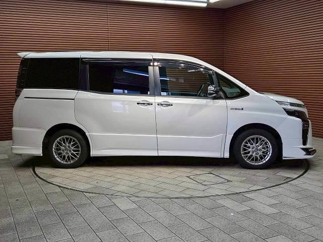 ヴォクシー ハイブリッドＺＳ　煌ＩＩ　モデリスタエアロ　フリップダウンモニター　両側電動スライドドア　シートヒーター　クルーズコントロール　クリアランスソナー　バックカメラ　スマートキー　プッシュスタート　オートエアコン　オートライト（18枚目）