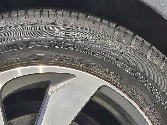 アクア クロスオーバー 純正ナビ バックカメラ クリアランスソナー スマートキー プッシュスタート 衝突軽減ブレーキ 純正15インチアルミホイール 横滑り防止装置 オートマチックハイビーム オートライト オートエアコンETC(27枚目)