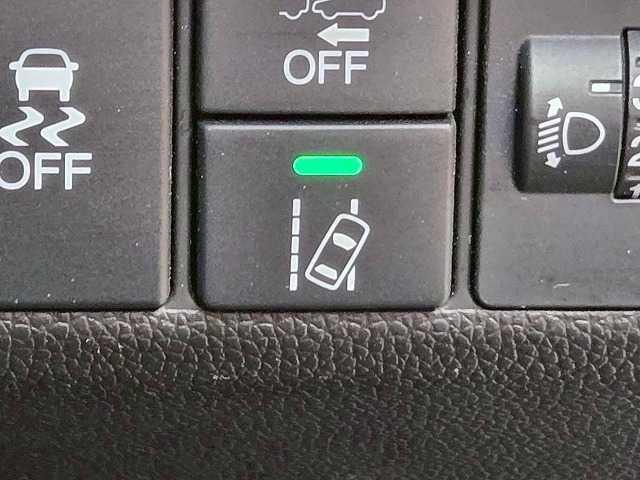 フィット 13G・F 禁煙 レーダークルーズコントロール 衝突軽減ブレーキ レーンディパーチャーアラート スマートキー オートエアコン オーディオプレイヤー アイドリングストップ(5枚目)