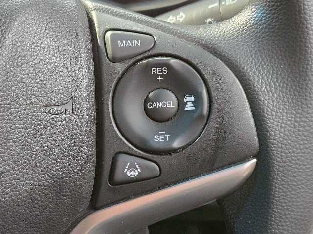 フィット 13G・F 禁煙 レーダークルーズコントロール 衝突軽減ブレーキ レーンディパーチャーアラート スマートキー オートエアコン オーディオプレイヤー アイドリングストップ(6枚目)