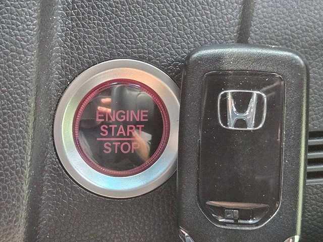 フィット 13G・F 禁煙 レーダークルーズコントロール 衝突軽減ブレーキ レーンディパーチャーアラート スマートキー オートエアコン オーディオプレイヤー アイドリングストップ(7枚目)