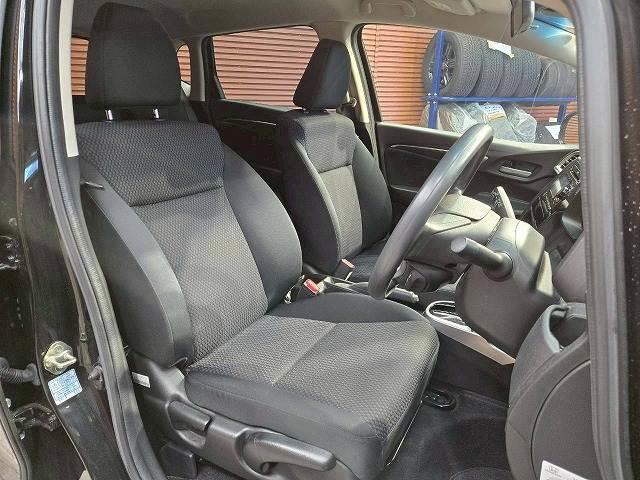 フィット 13G・F 禁煙 レーダークルーズコントロール 衝突軽減ブレーキ レーンディパーチャーアラート スマートキー オートエアコン オーディオプレイヤー アイドリングストップ(8枚目)