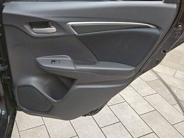 フィット 13G・F 禁煙 レーダークルーズコントロール 衝突軽減ブレーキ レーンディパーチャーアラート スマートキー オートエアコン オーディオプレイヤー アイドリングストップ(29枚目)