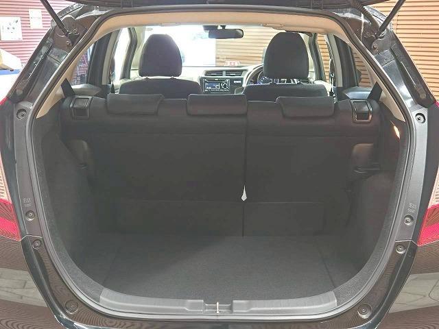 フィット 13G・F 禁煙 レーダークルーズコントロール 衝突軽減ブレーキ レーンディパーチャーアラート スマートキー オートエアコン オーディオプレイヤー アイドリングストップ(41枚目)