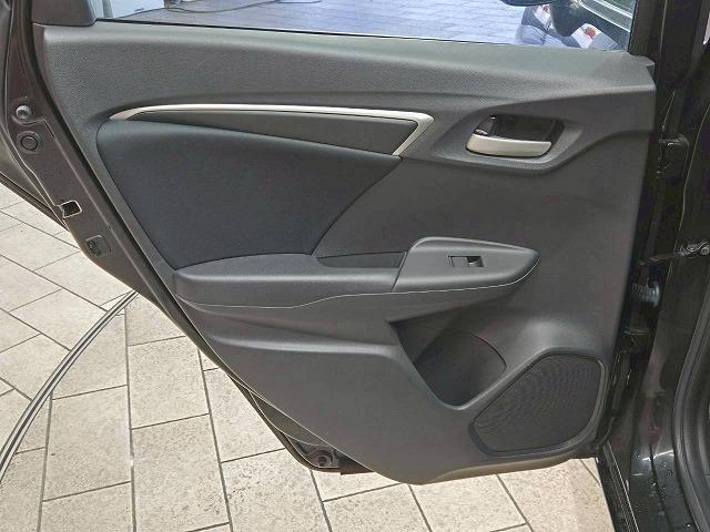 フィット 13G・F 禁煙 レーダークルーズコントロール 衝突軽減ブレーキ レーンディパーチャーアラート スマートキー オートエアコン オーディオプレイヤー アイドリングストップ(42枚目)