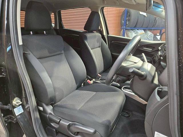 フィット 13G・F 禁煙 レーダークルーズコントロール 衝突軽減ブレーキ レーンディパーチャーアラート スマートキー オートエアコン オーディオプレイヤー アイドリングストップ(46枚目)