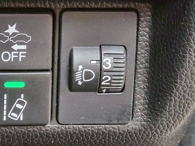 フィット 13G・F 禁煙 レーダークルーズコントロール 衝突軽減ブレーキ レーンディパーチャーアラート スマートキー オートエアコン オーディオプレイヤー アイドリングストップ(52枚目)