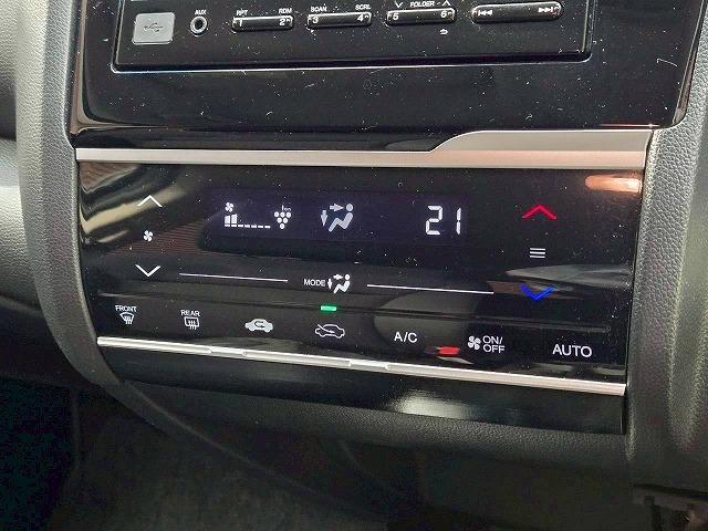 フィット 13G・F 禁煙 レーダークルーズコントロール 衝突軽減ブレーキ レーンディパーチャーアラート スマートキー オートエアコン オーディオプレイヤー アイドリングストップ(57枚目)