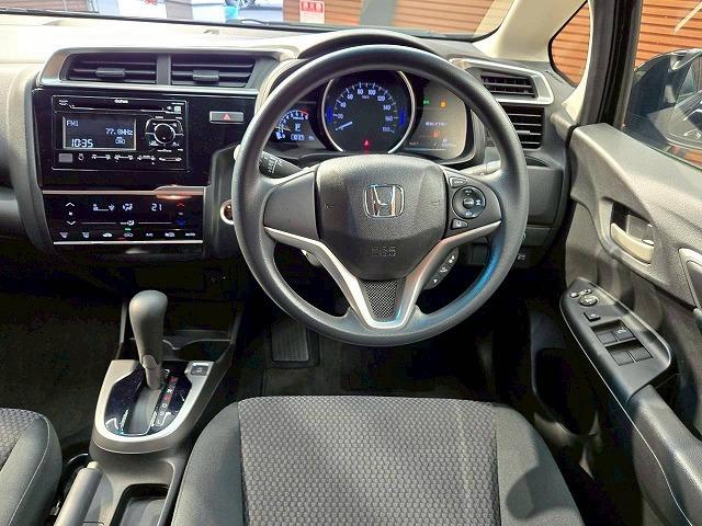 フィット 13G・F 禁煙 レーダークルーズコントロール 衝突軽減ブレーキ レーンディパーチャーアラート スマートキー オートエアコン オーディオプレイヤー アイドリングストップ(64枚目)