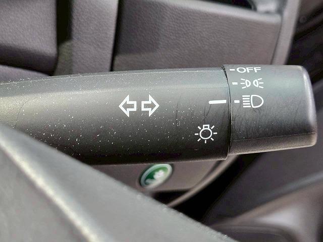 フィット 13G・F 禁煙 レーダークルーズコントロール 衝突軽減ブレーキ レーンディパーチャーアラート スマートキー オートエアコン オーディオプレイヤー アイドリングストップ(68枚目)