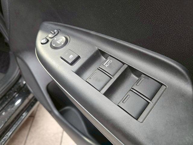 フィット 13G・F 禁煙 レーダークルーズコントロール 衝突軽減ブレーキ レーンディパーチャーアラート スマートキー オートエアコン オーディオプレイヤー アイドリングストップ(71枚目)