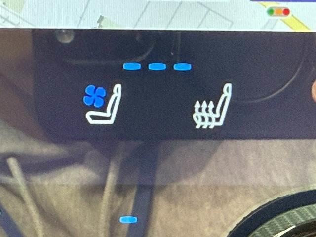 【シートヒーター＆シートクーラー】高級車にふさわしい快適装備で、夏場は座面から涼しい風が、冬場は身体の芯からポカポカになりますね。