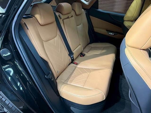 セカンドシートは大人二人が乗っても十分なスペースが確保されております。各種「室内除菌抗菌コーティング」「室内クリーニング」も取り揃えておりますよ。