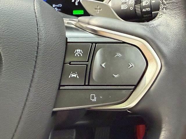 【アダプティブクルーズコントロール】高速走行時に前方のお車を追従してくれるので、長距離ドライブの疲労は大きく軽減されます。