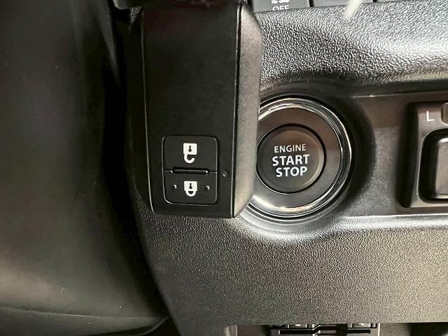 【スマートキー・プッシュスタート】キーを身につけている状態なら、ドアに付いているスイッチを押すだけで、ドアロックの開閉ができる機能。エンジン始動も便利です。