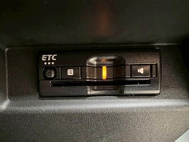 【ＥＴＣ車載器】を装備しておりますので、ご納車直後からの遠距離ドライブも可能です。土日の利用料金の割引や、朝夕の通行料金を割引料金で高速道路をお楽しみいただけます。
