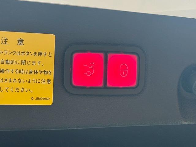 【電動リアゲート】ボタンひとつで大きなゲートも簡単に開閉可能です。高級車ならではの装備は嬉しいですね。