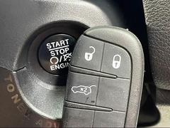 車内へのアクセス楽々、今や必須アイテムの「スマートキー」には、キー複製防止「イモビライザー」まで備わっております。 6