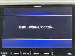 【純正ナビ】一体感のあるナビは、高級感ある車内を演出してくれます。Ｂｌｕｅｔｏｏｔｈ再生などオーディオ機能も充実しておりますので、運転もより楽しめます♪ 3