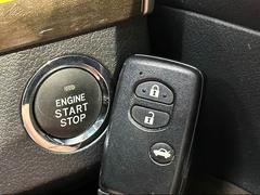 【スマートキー】車内へのアクセスやエンジン始動が楽々に行える今や必須アイテムのキー複製防止の「イモビライザー」まで備わっております。 7