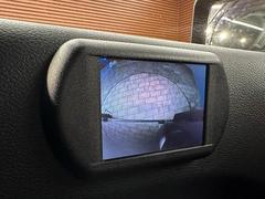 【カラーサイドモニター】を装備しております。左前タイヤ付近の映像がカラーで映し出されますので幅寄せや縁石の確認ができて安心です。 5