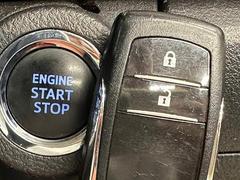 キーを身につけている状態なら、ドアに付いているスイッチを押すだけで、ドアロックの開閉ができる機能。エンジン始動も便利です 7