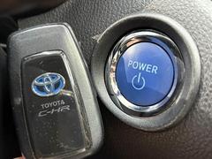 車内へのアクセス楽々、今や必須アイテムの「スマートキー」には、キー複製防止「イモビライザー」まで備わっております。 6