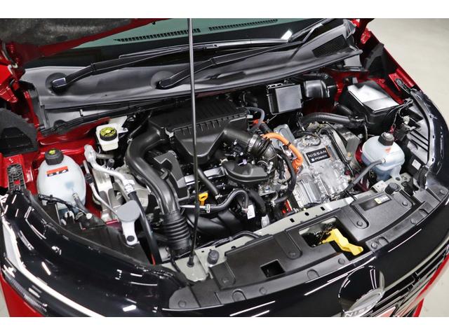 オーラ ニスモ　車検整備付／純正９インチナビＴＶ／プロパイロット／ＢＯＳＥサウンドシステム／全周囲カメラ／ワイヤレス充電／合皮コンビシート／ブラックルーフ／ステアリングヒーター／デジタルルームミラー／ＥＴＣ２．０（4枚目）