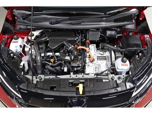 オーラ ニスモ　車検整備付／純正９インチナビＴＶ／プロパイロット／ＢＯＳＥサウンドシステム／全周囲カメラ／ワイヤレス充電／合皮コンビシート／ブラックルーフ／ステアリングヒーター／デジタルルームミラー／ＥＴＣ２．０（5枚目）