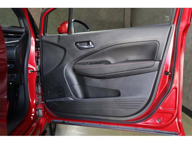 オーラ ニスモ　車検整備付／純正９インチナビＴＶ／プロパイロット／ＢＯＳＥサウンドシステム／全周囲カメラ／ワイヤレス充電／合皮コンビシート／ブラックルーフ／ステアリングヒーター／デジタルルームミラー／ＥＴＣ２．０（25枚目）
