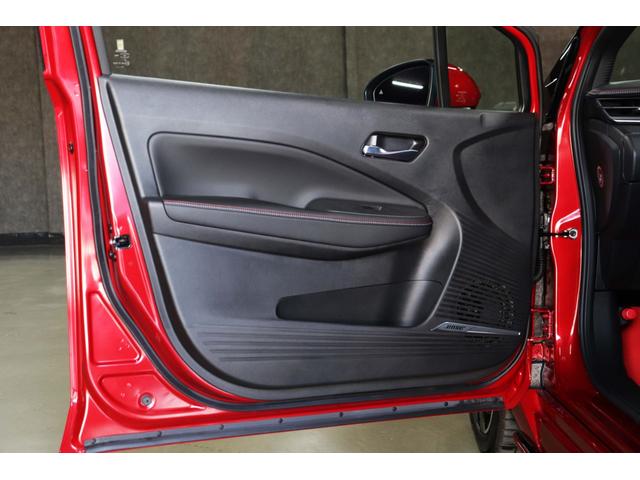 オーラ ニスモ　車検整備付／純正９インチナビＴＶ／プロパイロット／ＢＯＳＥサウンドシステム／全周囲カメラ／ワイヤレス充電／合皮コンビシート／ブラックルーフ／ステアリングヒーター／デジタルルームミラー／ＥＴＣ２．０（26枚目）