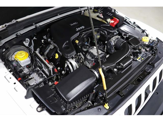 ジープ・ラングラーアンリミテッド サハラ　リフトＵＰ／Ｒ１７ＡＷエクストリームＪ／ＢＦグッドリッチ／ジャオスＢＡＴＴＬＥＺマフラー／テラフレックス／レッドシートカバー／前面衝突警報／レーダークルーズ／純正８．４インチフルセグナビ／バックトレイ（4枚目）
