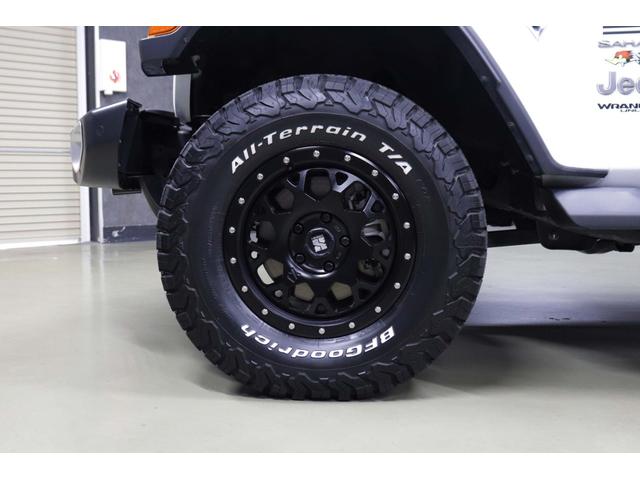 ジープ・ラングラーアンリミテッド サハラ　リフトＵＰ／Ｒ１７ＡＷエクストリームＪ／ＢＦグッドリッチ／ジャオスＢＡＴＴＬＥＺマフラー／テラフレックス／レッドシートカバー／前面衝突警報／レーダークルーズ／純正８．４インチフルセグナビ／バックトレイ（17枚目）