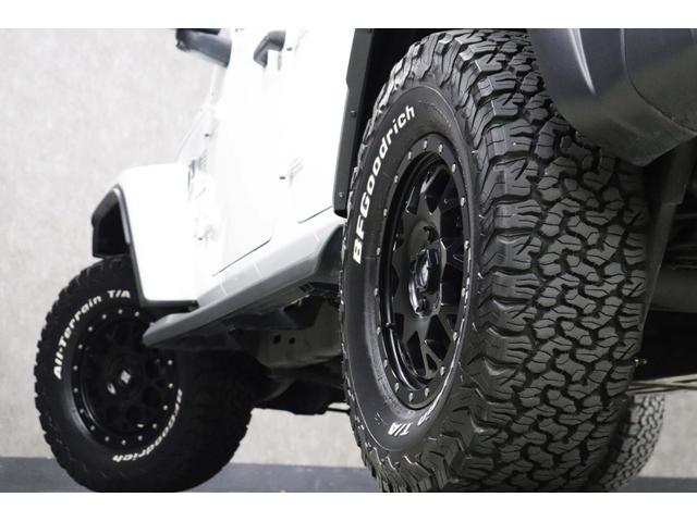 ジープ・ラングラーアンリミテッド サハラ　リフトＵＰ／Ｒ１７ＡＷエクストリームＪ／ＢＦグッドリッチ／ジャオスＢＡＴＴＬＥＺマフラー／テラフレックス／レッドシートカバー／前面衝突警報／レーダークルーズ／純正８．４インチフルセグナビ／バックトレイ（20枚目）