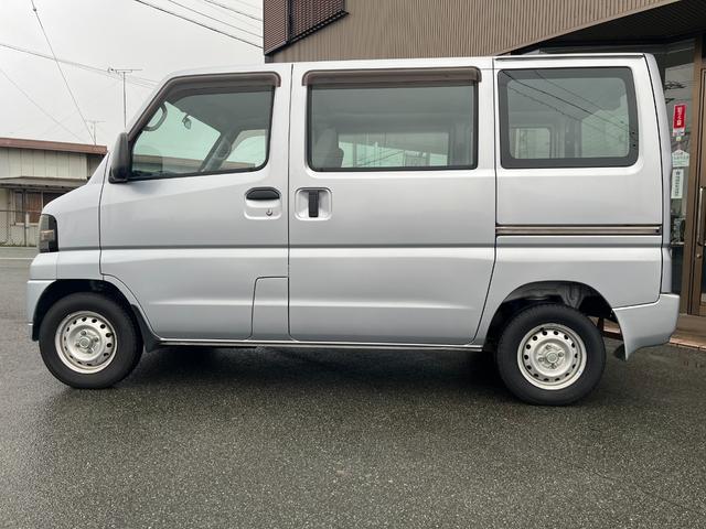 クリッパーバン DX 4WD 5速マニュアル車 エアコン パワステ ライトレベライザー エアバッグ フロアマット ドアバイザー 純正ラジオ(5枚目)