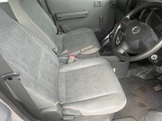 クリッパーバン DX 4WD 5速マニュアル車 エアコン パワステ ライトレベライザー エアバッグ フロアマット ドアバイザー 純正ラジオ(15枚目)