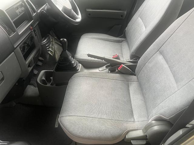 クリッパーバン DX 4WD 5速マニュアル車 エアコン パワステ ライトレベライザー エアバッグ フロアマット ドアバイザー 純正ラジオ(17枚目)