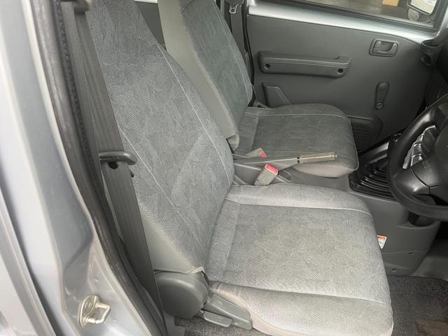 クリッパーバン DX 4WD 5速マニュアル車 エアコン パワステ ライトレベライザー エアバッグ フロアマット ドアバイザー 純正ラジオ(20枚目)