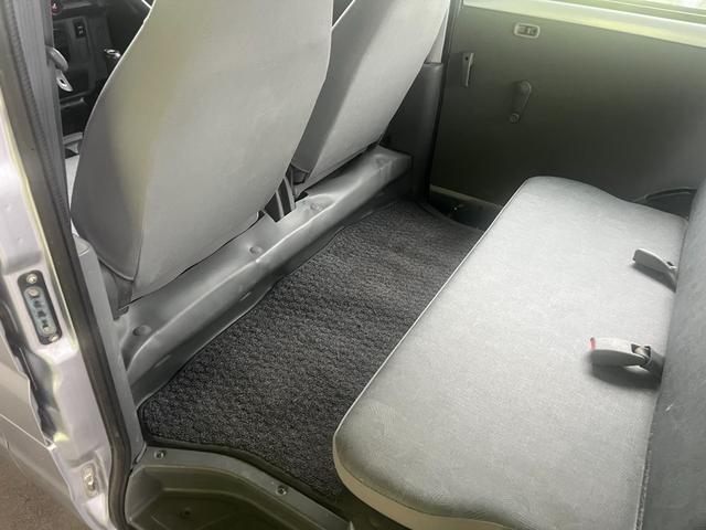 クリッパーバン DX 4WD 5速マニュアル車 エアコン パワステ ライトレベライザー エアバッグ フロアマット ドアバイザー 純正ラジオ(21枚目)