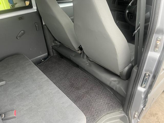 クリッパーバン DX 4WD 5速マニュアル車 エアコン パワステ ライトレベライザー エアバッグ フロアマット ドアバイザー 純正ラジオ(24枚目)