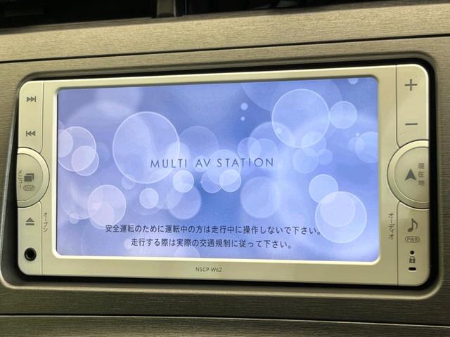 プリウス Ｓ　純正ナビ　バックカメラ　スマートキー　電動格納ミラー　オートライト　オートエアコン　パワーウィンドウ　ＬＥＤヘッドライト　禁煙車　プライバシーガラス　ドアバイザー（3枚目）