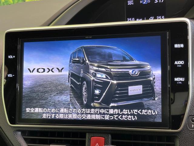 ヴォクシー ＺＳ　煌　純正ＳＤナビ　禁煙車　フリップダウンモニター　両側パワースライドドア　トヨタセーフティーセンス　バックカメラ　ＥＴＣ　ドライブレコーダー　レーダークルーズコントロール（3枚目）