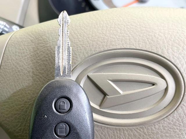 ミラ Lセレクション 禁煙車 CD再生 電動格納ミラー ABS パワーステアリング パワーウィンドウ キーレスエントリー ダイヤル式エアコン ドアバイザー 盗難防止システム(4枚目)