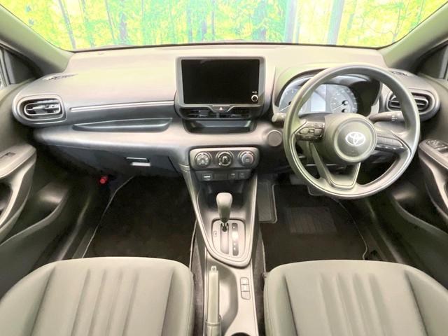 ヤリス Ｘ　禁煙車　純正８型ディスプレイオーディオ　トヨタセーフティセンス　バックカメラ　ＥＴＣ　パーキングサポートブレーキ　横滑り防止装置　Ｂｌｕｅｔｏｏｔｈ　パワーステアリング　パワーウィンドウ（2枚目）