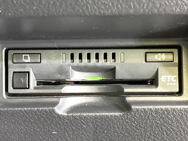 ヴィッツ 1.3F LEDエディション 純正SDナビ バックカメラ トヨタセーフティセンス 禁煙車 スマートキー LEDヘッド ビルトインETC 車線逸脱警報 オートライト Bluetooth CD DVD再生 フルセグ(6枚目)