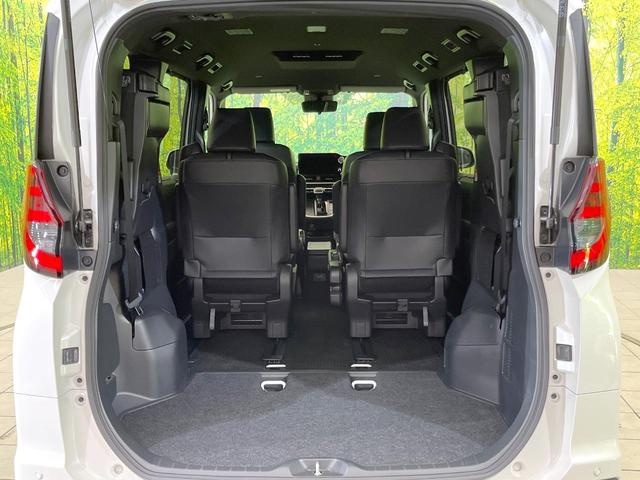 後席を格納すると、これだけの広さが！シーンに合わせたシートアレンジで、大きな荷物も積むことが出来ます♪