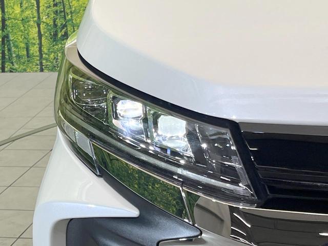 【三眼ＬＥＤヘッドライト】スタイリッシュな見た目の三眼ＬＥＤヘッドライトを装備♪スタイルだけでなく、夜間の走行も視界良好で安心してお乗りいただけます。