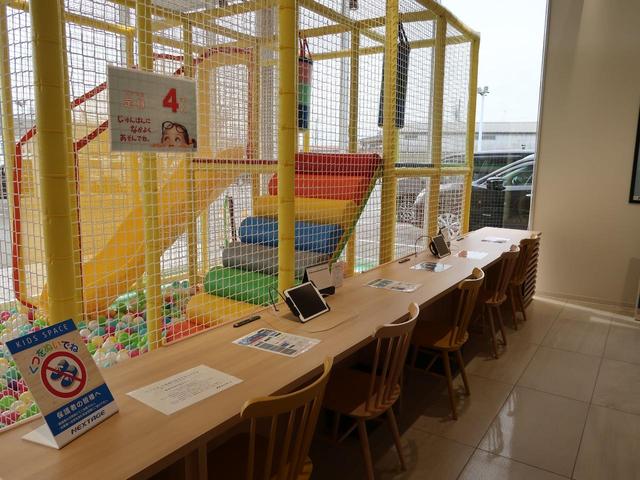 大きなキッズスペースも完備！小さなお子様連れでも、ゆっくりとお車探しをお楽しみいただけます。
