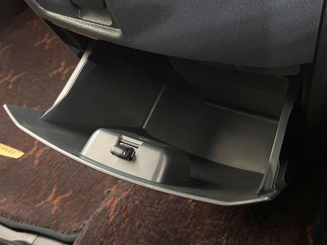 アルファード ２４０Ｓ　タイプゴールドＩＩ　アルパイン８型ナビ　両側電動ドア　禁煙車　電動リアゲート　クルコン　バックカメラ　コーナーセンサー　２列目オットマン付シート　ＡＣ１００Ｖ電源　オートライト　オートエアコン　ハーフレザーシート（57枚目）
